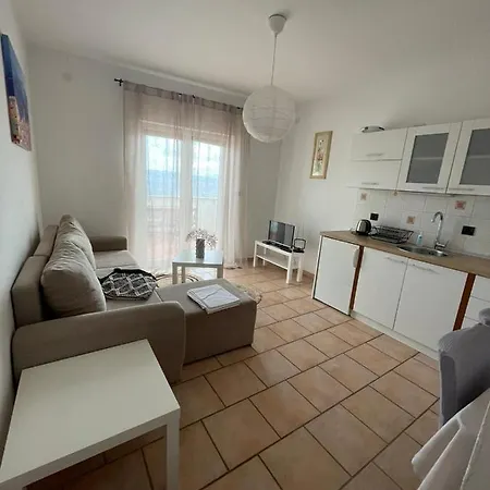 Frina Ii, Island Hvar